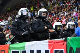 Cảnh sát chống bạo động Đức trên khán đài một trận đấu. (Nguồn: AFP)