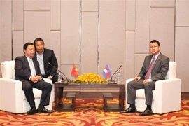 Bộ trưởng Bộ Nông nghiệp và Phát triển nông thôn Lê Minh Hoan (trái) và Bộ trưởng Bộ Nông Lâm Ngư nghiệp Campuchia Dith Tina (phải) tại buổi làm việc. (Ảnh: Nguyễn Vũ Hùng/TTXVN)