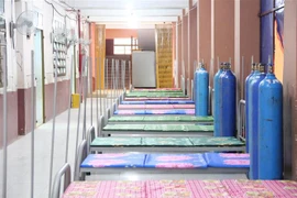 Bệnh viện Dã chiến quy mô 500 giường để thu dung, điều trị bệnh nhân COVID-19 tại huyện Dầu Tiếng sẵn sàng chia lửa cho vùng đỏ. (Ảnh: TTXVN) 