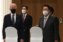 Tổng thống Hàn Quốc Yoon Suk-yeol (phải, phía trước) và Tổng thống Mỹ Joe Biden (trái, phía trước) trong chuyến thăm nhà máy sản xuất vi mạch của Tập đoàn Samsung ở thành phố Pyeongtaek (Hàn Quốc), ngày 20/5/2022. (Ảnh: AFP/TTXVN) 