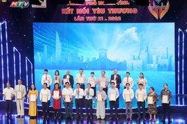 Ban Tổ chức tri ân các đơn vị, tổ chức, doanh nghiệp, cá nhân tích cực ủng hộ Quỹ “Vì người nghèo.” (Ảnh: Thu Hương/TTXVN)