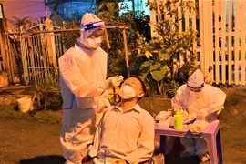 Lực lượng y tế tiến hành test sàng lọc cộng đồng tại thị xã Giá Rai (tỉnh Bạc Liêu). (Ảnh: Chanh Đa/TTXVN) 