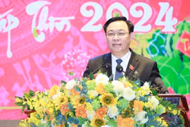 Chủ tịch Quốc hội Vương Đình Huệ chúc Tết cán bộ, chiến sỹ Công an tỉnh Nghệ An. (Ảnh: TTXVN phát)
