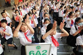 Học sinh trường trung học cơ sở Ngô Sĩ Liên, quận Hoàn Kiếm (Hà Nội) nô nức trong lễ khai giảng năm học mới 2022-2023. (Ảnh minh họa: Thanh Tùng/TTXVN)