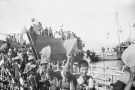 Nhân dân miền Bắc đón tiếp cán bộ, bộ đội và nhân dân miền Nam tập kết ra Bắc tại bến Sầm Sơn (Thanh Hóa), theo quy định tại Hiệp định Geneva (25/9/1954). (Ảnh: Tư liệu TTXVN)