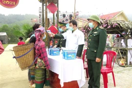 Đo thân nhiệt tại một chốt kiểm soát dịch ở xã biên giới Hóa Sơn, huyện Minh Hóa, tỉnh Quảng Bình. (Ảnh: Võ Dung/TTXVN) 