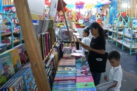 Bạn đọc đến tham quan, chọn sách tại Lễ hội Đường sách Tết Giáp Thìn 2024. (Ảnh: Thu Hoài/TTXVN)