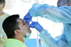 Nhân viên y tế lấy mẫu xét nghiệm COVID-19 cho người dân tại Revere, bang Massachusetts, Mỹ ngày 11/8/2020. (Nguồn: AFP/TTXVN) 