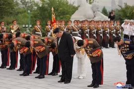 Nhà lãnh đạo Triều Tiên Kim Jong-un đặt hoa tưởng niệm tại Nghĩa trang Liệt sỹ ở Bình Nhưỡng, ngày 25/7/2023. (Ảnh: YONHAP/TTXVN)