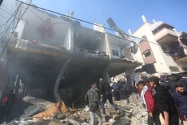 Một tòa nhà bị phá hủy sau cuộc không kích của Israel tại Rafah, Dải Gaza, ngày 24/2/2024. (Ảnh: THX/TTXVN)