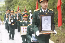 Đưa hài cốt liệt sỹ Lò Văn Nối về an táng tại nghĩa trang liệt sỹ thị xã Nghĩa Lộ, tỉnh Yên Bái. (Ảnh: Việt Dũng/TTXVN)