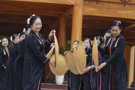 Các thành viên Câu lạc bộ Văn nghệ người cao tuổi phường Na Lay, thị xã Mường Lay trình diễn các điệu múa cổ. (Ảnh: Xuân Tư/TTXVN) 