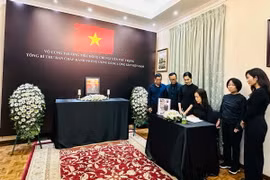 Đại sứ Việt Nam tại Sri Lanka Trịnh Thị Tâm ghi sổ tang tưởng nhớ Tổng Bí thư Nguyễn Phú Trọng. (Ảnh: TTXVN phát)