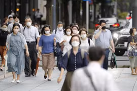 Người dân đeo khẩu trang phòng dịch COVID-19 tại Tokyo, Nhật Bản, ngày 13/7/2022. (Ảnh: Kyodo/TTXVN) 