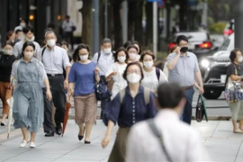 Người dân đeo khẩu trang phòng dịch COVID-19 tại Tokyo, Nhật Bản, ngày 13/7/2022. (Ảnh: Kyodo/TTXVN) 