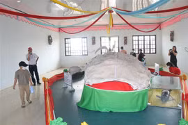 Cá Ông được người dân bảo quản tại Lăng Ông Nam Hải, ấp 2, thị trấn Gành Hào, huyện Đông Hải, tỉnh Bạc Liêu. (Ảnh: Chanh Đa/TTXVN)