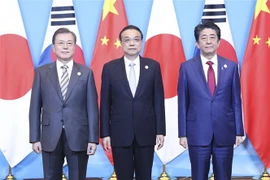 Tổng thống Hàn Quốc Moon Jae-in, Thủ tướng Trung Quốc Lý Khắc Cường và Thủ tướng Nhật Bản Shinzo Abe tại cuộc gặp ở Thành Đô, Trung Quốc ngày 24/12/2019. (Nguồn: THX/TTXVN) 