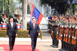 Chủ tịch nước Võ Văn Thưởng và Tổng Bí thư, Chủ tịch nước Lào Thongloun Sisoulith duyệt đội danh dự. (Ảnh: Thống Nhất/TTXVN)