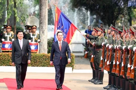Chủ tịch nước Võ Văn Thưởng và Tổng Bí thư, Chủ tịch nước Lào Thongloun Sisoulith duyệt đội danh dự. (Ảnh: Thống Nhất/TTXVN)