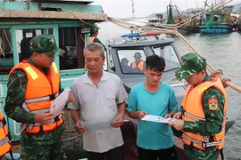 Lực lượng Bộ đội biên phòng Quảng Ninh tuyên truyền cho người dân không thực hiện khai thác thủy sản trái phép làm ảnh hưởng đến môi trường biển. (Ảnh: TTXVN phát) 