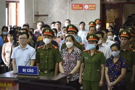 Các bị cáo nghe tòa tuyên án. (Ảnh: Xuân Tư/TTXVN)