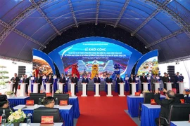 Ủy viên Bộ Chính trị, Thường trực Ban Bí thư Võ Văn Thưởng và Phó Thủ tướng Chính phủ Trần Lưu Quang cùng các đại biểu thực hiện nghi thức động thổ dự án. (Ảnh: Hoàng Ngọc/TTXVN)