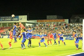 Pha tấn công của các cầu thủ Hồng Lĩnh Hà Tĩnh trước khung thành Becamex Bình Dương. (Ảnh: Phan Quân/TTXVN) 