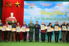 Thiếu tướng Trần Văn Bừng, Chủ nhiệm Chính trị Bộ đội Biên phòng và Phó Chủ tịch Ủy ban Nhân dân thành phố Hải Phòng Nguyễn Đức Thọ tặng quà các hộ dân. (Ảnh: Minh Thu/TTXVN) 