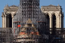 Nhà thờ Đức Bà Paris trong quá trình phục dựng, ngày 6/12/2023. (Ảnh: AFP/TTXVN)