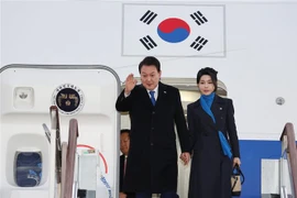 Tổng thống Hàn Quốc Yoon Suk-yeol và Đệ nhất phu nhân Kim Keon-hee tại sân bay ở Seongnam, Gyeonggi, ngày 21/1/2023, trở về sau chuyến thăm UAE và Thụy Sĩ. (Ảnh: YONHAP/TTXVN) 