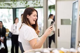 Khách hàng trải nghiệm một mẫu điện thoại thông minh của Samsung tại Sydney, Australia ngày 18/2/2020. (Nguồn: Yonhap/TTXVN) 