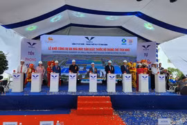 Các đại biểu bấm nút Khởi công Nhà máy sản xuất thuốc vô trùng thể tích nhỏ nằm trong khu công nghiệp Nhơn Hội. (Ảnh: Sỹ Thắng/TTXVN)