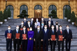 Chủ tịch nước Nguyễn Xuân Phúc với các Đại sứ, Trưởng cơ quan đại diện Việt Nam tại nước ngoài chuẩn bị lên đường nhận nhiệm vụ. (Ảnh: Lâm Khánh/TTXVN) 