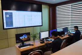 Tại Sở Tài nguyên và Môi trường Hải Dương, chỉ có 15 cán bộ, nhân viên đến trụ sở trực các công việc cần thiết, còn lại, người lao động làm việc trực tuyến tại nhà. (Ảnh: Mạnh Minh/TTXVN) 