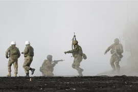 Lực lượng Phòng vệ trên bộ (GSDF) của Nhật Bản tham gia tập trận chung với lực lượng Lính thủy đánh bộ Mỹ trên đảo Shizuoka, miền Trung Nhật Bản, ngày 23/3/2022. (Ảnh: Kyodo/TTXVN) 