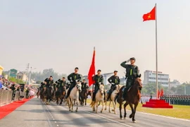 Khối Cảnh sát cơ động kỵ binh hợp luyện đi qua khán đài. (Ảnh: Xuân Tư/TTXVN)