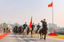 Khối Cảnh sát cơ động kỵ binh hợp luyện đi qua khán đài. (Ảnh: Xuân Tư/TTXVN)