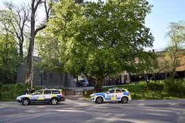 Cảnh sát Thụy Điển tăng cường trên đường phố Stockholm, sau khi nhiều tiếng súng được nghe thấy gần Đại sứ quán Israel ở thủ đô, ngày 17/5/2024. (Ảnh: Reuters/TTXVN)