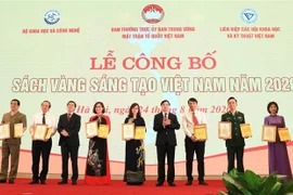 Trao Giấy chứng nhận và Sách vàng cho các tác giả, nhóm tác giả có công trình, giải pháp sáng tạo khoa học-công nghệ được công bố trong Sách vàng Sáng tạo Việt Nam 2020. (Ảnh: Thành Đạt/TTXVN) 
