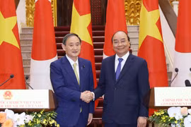 Thủ tướng Nguyễn Xuân Phúc và Thủ tướng Nhật Bản Suga Yoshihide tại buổi gặp gỡ báo chí. (Ảnh: Thống Nhất/TTXVN) 