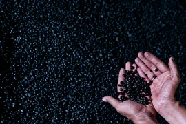 Càphê robusta rang bằng phương pháp truyền thống tại Krueng Barona Jaya, tỉnh Aceh, Indonesia. (Ảnh: AFP/TTXVN)