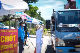 Kiểm tra tại chốt kiểm soát dịch ở Hòa Bình. (Ảnh: Trọng Đạt/TTXVN) 