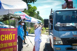 Kiểm tra tại chốt kiểm soát dịch ở Hòa Bình. (Ảnh: Trọng Đạt/TTXVN) 