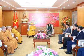 Bà Trương Thị Mai, Ủy viên Bộ Chính trị, Trưởng Ban Dân vận Trung ương tiếp Đoàn đại biểu Trung ương Giáo hội Phật giáo Việt Nam do Hòa thượng Thích Thanh Nhiễu, Phó Chủ tịch Thường trực Hội đồng Trị sự làm Trưởng đoàn đến thăm, chúc Tết nhân dịp Xuân Tân
