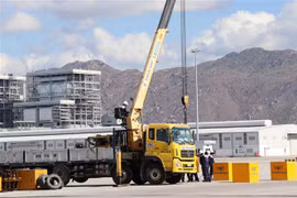 Vận chuyển các thiết bị truyền tải điện về công trường phục vụ dự án Nhà máy điện mặt trời Thuận Nam. (Ảnh: Công Thử/TTXVN) 