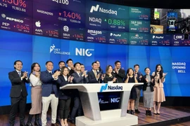 Đại sứ Đặng Hoàng Giang cùng các đại diện giới trẻ Việt Nam tại Mỹ tại lễ rung chuông. (Ảnh: Khắc Hiếu/TTXVN) 