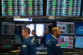 Giao dịch viên làm việc tại Sàn giao dịch chứng khoán New York, Mỹ. (Ảnh: AFP/TTXVN) 