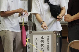 Cử tri bỏ phiếu trong cuộc bầu cử Thượng viện tại Tokyo, Nhật Bản ngày 10/7/2022. (Ảnh: AFP/TTXVN) 
