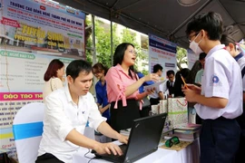 Các thầy cô giáo Trường Cao đẳng nghề Thành phố Hồ Chí Minh tư vấn, hướng nghiệp cho các em học sinh. (Ảnh: Thanh Vũ/TTXVN)