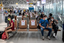 Người dân đeo khẩu trang phòng lây nhiễm COVID-19 tại sân bay Suvarnabhumi ở Bangkok, Thái Lan, ngày 25/3/2020. (Nguồn: AFP/TTXVN) 